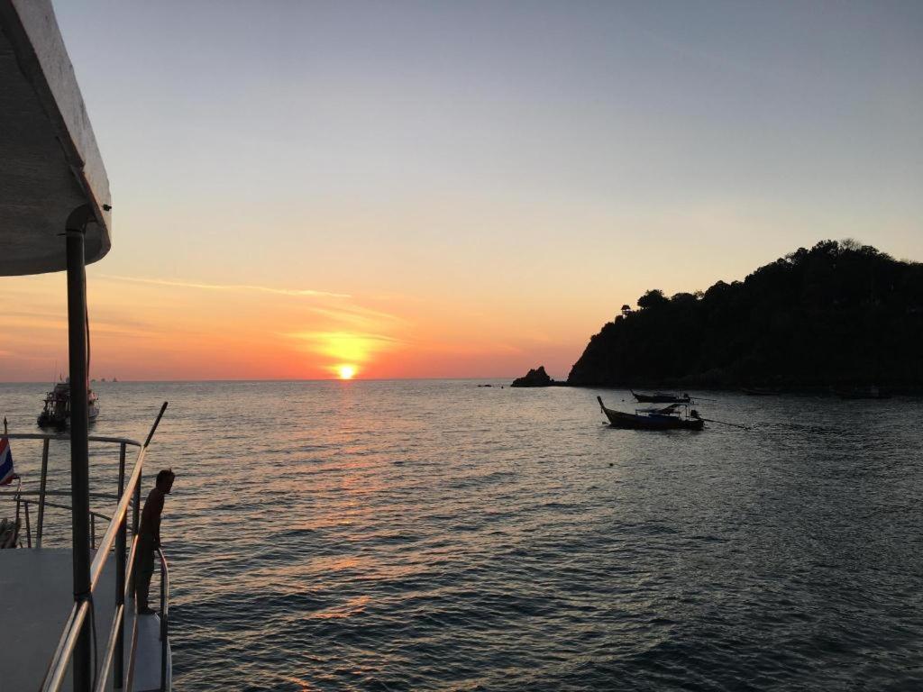 ピーコック ホステル Ko Lanta エクステリア 写真