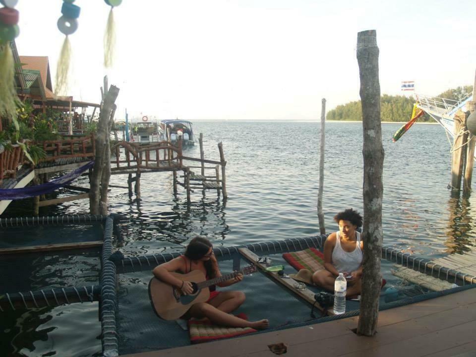 ピーコック ホステル Ko Lanta エクステリア 写真